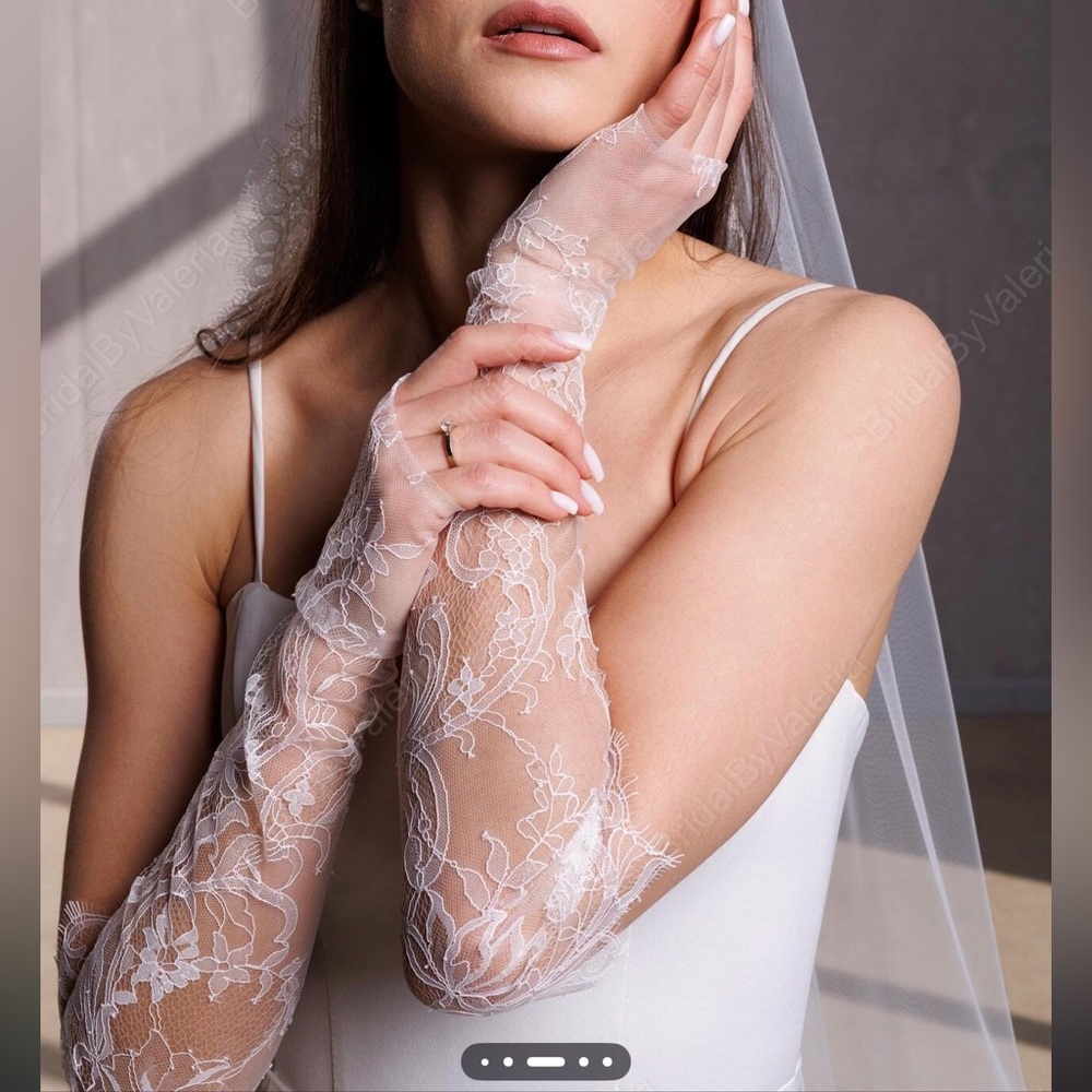 NWOT Handmade Chantilly Lace Fingerless Gloves White